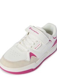 Scarpe da ginnastica bianche con accenti rosa, caratterizzate da punta in suede, pannello laterale in mesh, chiusura frontale con lacci e una fascia in velcro sul collo del piede.