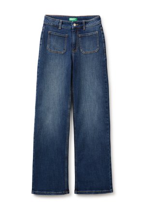 Jean en denim bleu avec jambes larges, poches plaquées devant, passants de ceinture et fermeture par bouton à la taille sur fond blanc.