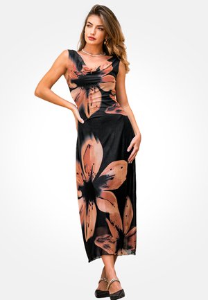 Robe longue noire sans manches avec un grand imprimé floral orange. Confectionnée dans un tissu léger avec une silhouette ajustée et un éclat subtil.