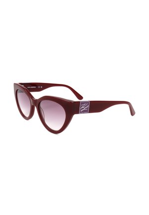 Occhiali da sole cat-eye color amaranto con lenti sfumate viola e logo distintivo sull'asta.