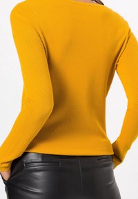 zero Sweter