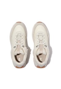 Witte sneakers met een gestructureerde suède bovenkant, een zachte faux fur kraag en een lichtgekleurde rubberen zool. Heeft een ronde neus en veters.