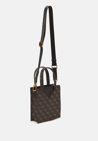 Guess VEZZOLA UNISEX - Kézitáska - dark brown/ochre