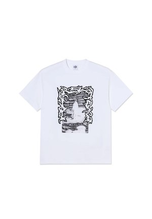 Biały t-shirt z krótkim rękawem z czarną abstrakcyjną ramą w kształcie płomienia otaczającą pikselozowaną grafikę w odcieniach szarości na przodzie.