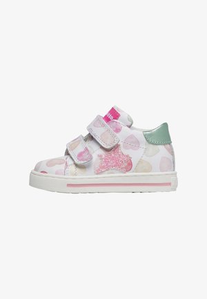Zapatillas blancas con patrones de corazones en rosa y dorado, dos tiras de Velcro, un detalle de estrella brillante en rosa y un acento en verde menta en la parte trasera.