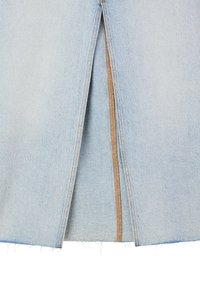 Jasnoniebieska spódnica dżinsowa z centralnym rozcięciem, z surowymi krawędziami i brązowym przeszyciem wzdłuż szwu rozcięcia.