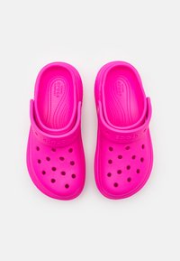 CLOGS en caoutchouc roses avec un design perforé, équipés d'un coussin de confort, d'une sangle arrière et d'une texture lisse.