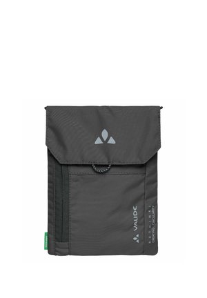 Compact zwart etui met rits en klep, Vaude-logo en tekst "Rethinki Creating Circularity" op witte achtergrond.