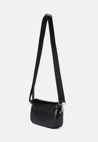 Černá kožená crossbody taška s hladkou texturou, obdélníkovým tvarem, nastavitelným textilním popruhem a stříbrnými kovovými detaily.
