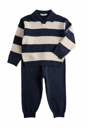Marineblauw-wit gestreepte trui met lange mouwen en kraag, gecombineerd met effen marineblauwe gebreide broek, ontworpen voor een kind.