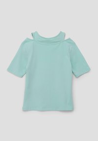Mintgroene top met korte mouwen, een hoge hals en een open schouderontwerp. Zachte katoenen stof met een gladde textuur; geen patronen of accenten.