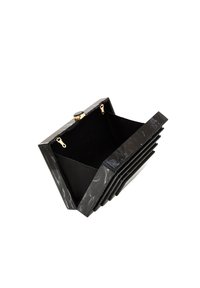 Sort, marmoreringet clutch taske med guldfarvet hardware. Struktureret design med åben top, der har en tekstureret indvendig side og flere rum.