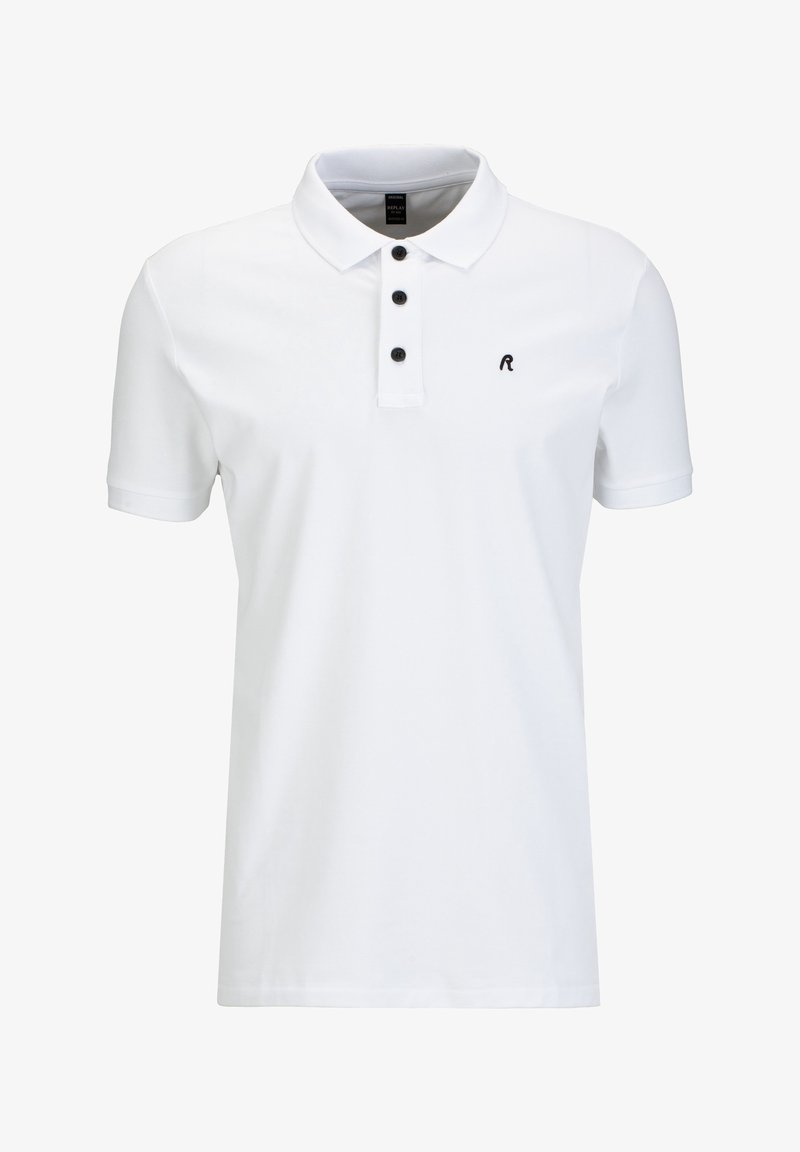 Polo blanc en coton avec un col classique, trois boutons noirs et un petit logo noir sur la poitrine gauche. Manches courtes.