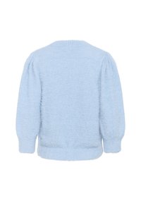 Jasnoniebieski puszysty sweter z okrągłym dekoltem, bufkami na rękawach oraz ściągaczem na dole i przy mankietach. Miękka tekstura i swobodny krój.