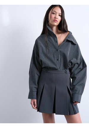 - Spódnica trapezowa