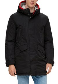Schwarze gepolsterte Parkajacke mit roter Kapuzeninnenseite, vorderen Druckknopftaschen, einem mit Reißverschluss versehenen Brusttasche und verstellbaren Bündchen. Mit einem Reißverschluss zum Schließen.