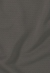 Tissu gris foncé avec un motif en maille texturée fine et une subtile ombre verticale.