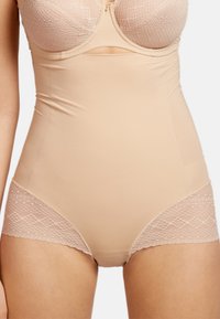 Beige vysoké stahovací prádlo s měkkou, hladkou látkou a krajkovým lemem na stehnech, s přiléhavým korzetem a strukturovanými košíčky.