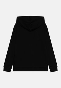 Sweatshirt à capuche noire avec des manches longues. Fabriqué en tissu doux, il présente un design uni et des poignets et un ourlet côtelés. Aucun logo ni motif visible.