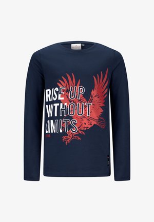 Camiseta azul marino de manga larga con un gráfico de águila roja y texto blanco que dice "Rise Up Without Limits" en el frente.