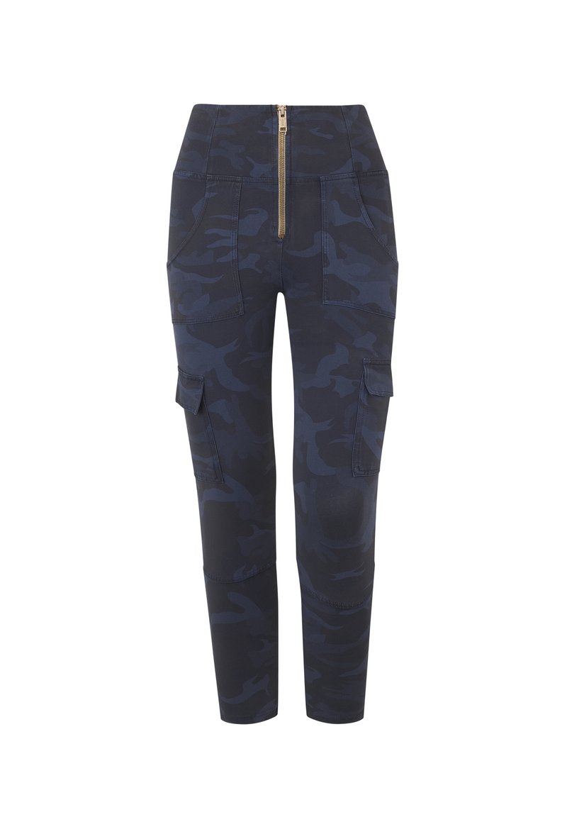 Pantaloni cargo in camo navy con zip frontale, vita alta, due tasche laterali e due tasche cargo, realizzati in un tessuto elasticizzato.