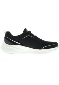 Schwarzer Sportschuh mit Mesh-Obermaterial, weißer Zwischensohle und hellblauen Akzenten. Verfügt über eine Schnürung und eine strukturierte Sohle für besseren Halt.