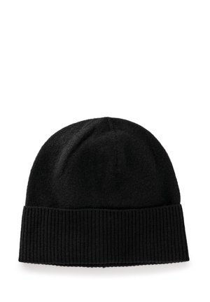 Bonnet noir en tricot doux. Doté d'un revers côtelé et d'une partie supérieure légèrement tombante. Design simple et monochrome.