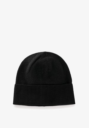 Zwarte beanie gemaakt van zachte gebreide stof. Heeft een geribbelde rand en een iets losse bovenkant. Eenvoudig en monochroom ontwerp.