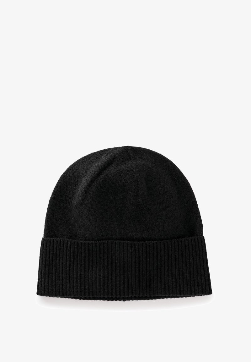 Černá čepice beanie vyrobená z měkké pleteniny. Obsahuje ribbed manžetu a mírně volný vrch. Jednoduchý a monochromatický design.