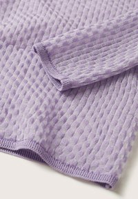 Vaaleanvioletti neulottu villapaita, jossa on teksturoitu pinta, ruudukkomalli ja resorit reunoissa. Pehmeä kangas, jossa on kodikas ilme.