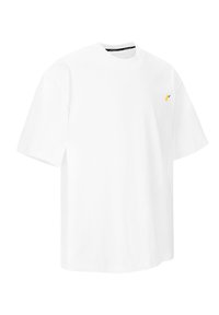 Weißes Baumwoll-T-Shirt mit lockerer Passform, kurzen Ärmeln, rundem Halsausschnitt und einem kleinen gelben Logo auf der linken Brust.