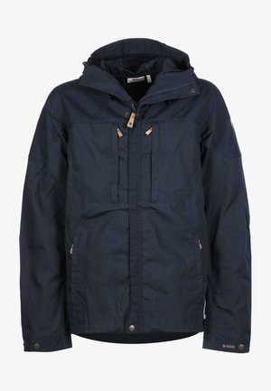 Marineblauwe waterdichte jas met capuchon, voorzien van een ritssluiting aan de voorkant en zakken, beige accenten en een gestructureerde stof.