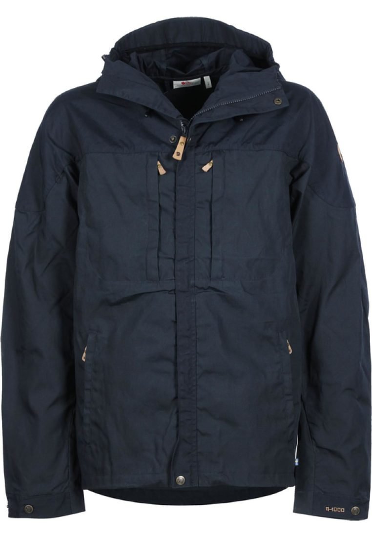 Giacca impermeabile blu navy con cappuccio, dotata di zip frontale e tasche, dettagli beige e un tessuto testurizzato.