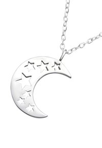 Zilveren maanvormige hanger met uitgestanste sterren, voorzien van een gepolijste afwerking. Bevestigd aan een zilveren ketting met ovale schakels.