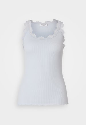 Vaaleansininen ribbitekoinen hihaton paita, jossa on aallotettu pitsireuna kauluksessa ja käsivarsiaukkojen ympärillä. Muotoon liittyvä malli, jossa on sileä pinta eikä näkyviä kiinnittimiä.