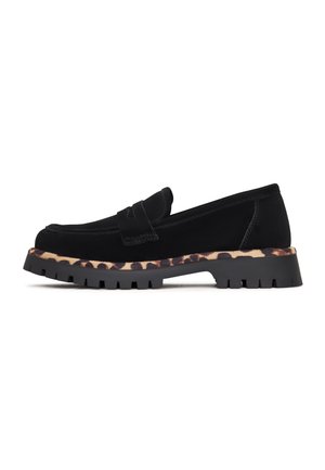 Schwarze Wildleder-Loafers mit einer strukturierten schwarzen Sohle, die einen Absatz mit Leopardenmuster entlang der Kante aufweisen. Niedriges Profil, zum Hineinschlüpfen.