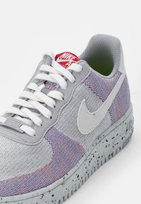 Nike Sportswear AF1 CRATER - Sapatilhas - wolf grey/white-pure platinum-gym red
