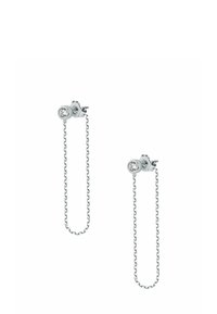 Silberne Ohrstecker mit kreisförmigen Stiften, die klare, runde Strasssteine aufweisen. Ketten hängen unter den Stiften und verleihen Länge und Eleganz.