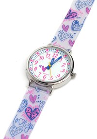 Montre à quartz avec un boîtier en métal argenté, un cadran blanc, des motifs de cœurs roses et bleus sur un bracelet en silicone transparent. Aiguille des secondes jaune.