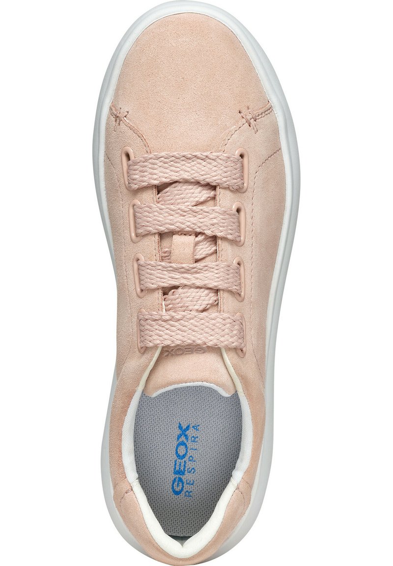 Sneaker in suede rosa chiaro con lacci larghi, suola bianca e soletta grigia con il marchio "GEOX Respira" visibile all'interno.