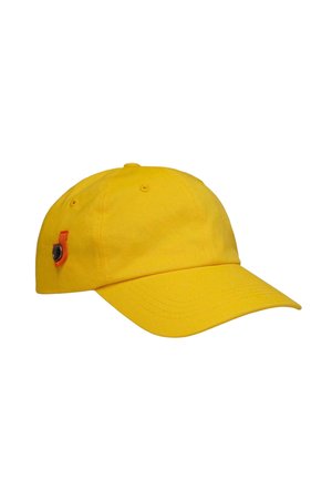 Casquette de baseball jaune avec une visière courbée et une petite boucle en tissu orange avec un bouton noir sur le côté, présentée sur un fond blanc.