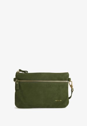 Clutch de ante verde con herrajes dorados, que cuenta con un bolsillo frontal con cremallera, correa para la muñeca y logo grabado en la parte delantera.
