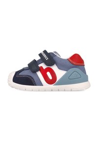 Sneaker per bambini con pannelli blu navy, azzurro e rosso; due cinturini in velcro neri; tessuto testurizzato; suola in gomma con bordo bianco.