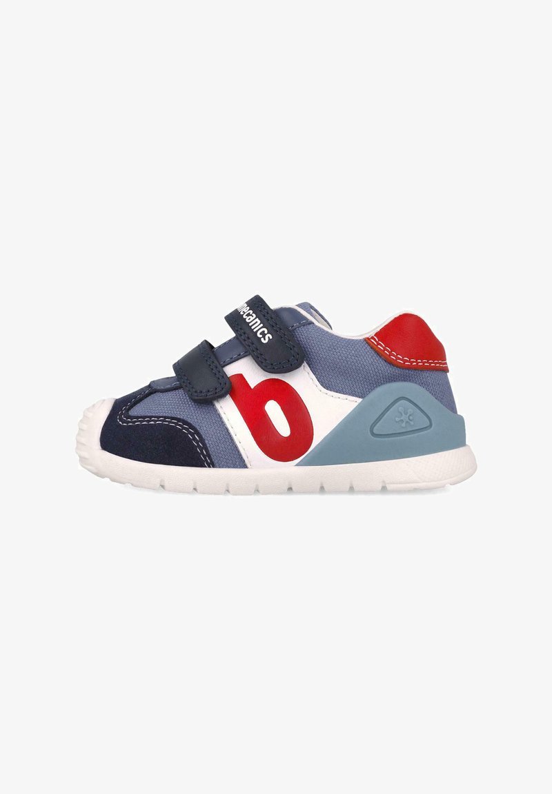 Sneaker per bambini con pannelli blu navy, azzurro e rosso; due cinturini in velcro neri; tessuto testurizzato; suola in gomma con bordo bianco.