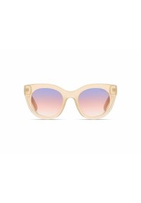 Ljus beige cat-eye solglasögon med gradientlinser som övergår från lavendel till rosa, med en slank, genomskinlig båge och subtil branding.
