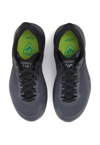 Scarpe da ginnastica nere con tomaia in rete, soletta verde e suole in gomma scura. Caratteristiche includono lacci e un logo distintivo vicino alla caviglia.