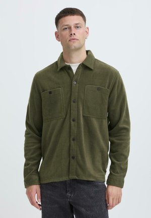 Groene fleece knoopshirt met twee borstzakken, zwarte knopen, lange mouwen en een kraag. Casual pasvorm met een zachte textuur.