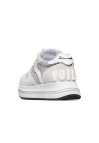 Baskets grises en matériaux suédé et mesh, avec un accent logo blanc, un col rembourré et une semelle en caoutchouc texturé.