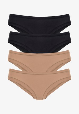 Μπεζ βαμβακερή μπλούζα με φαρδιές τιράντες συνδυασμένη με μαύρα εσώρουχα ψηλής μέσης, τοποθετημένα σε έναν ανοιχτόχρωμο καναπέ. Λείο υλικό, μίνιμαλ σχέδιο.