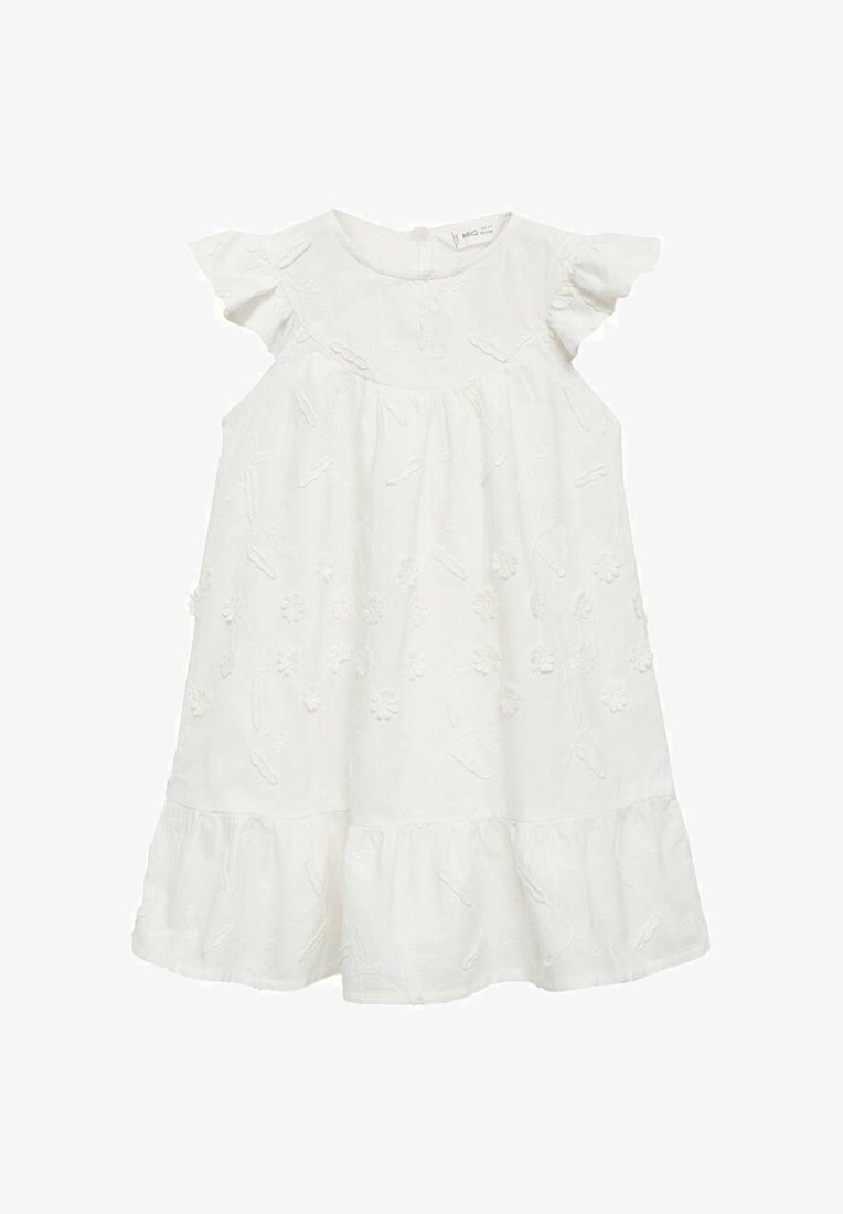 Valkoinen puuvillamekko, jossa on lyhyet leijuvat hihat, kerroksellinen röyhelöhelma ja kukka-ainoista brodeerausta kankaan päällä. Yksinkertainen pyöreä kaula-aukko.